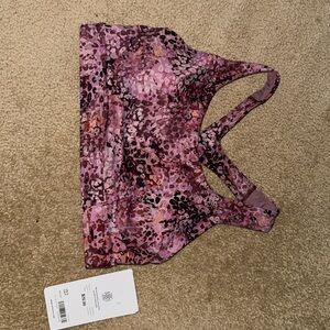 NWT pink leopard print sports bra. Nothing wrong it just doesn’t fit me